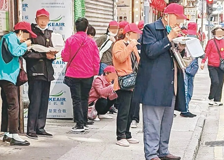 1 有網民早前拍攝到有內地遊客站在街頭食兩餸飯。.jpg