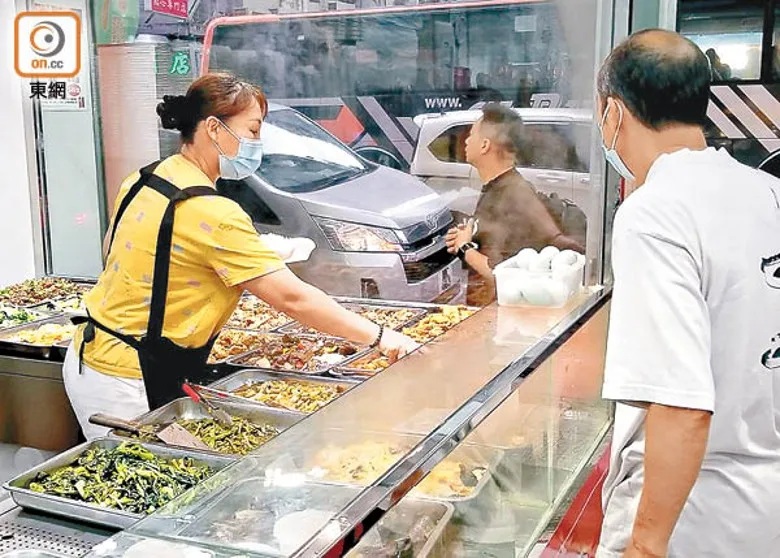 店員透露，近日多了內地旅客購買兩餸飯。.jpg