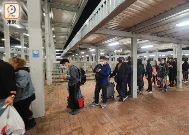 旅客入閘登車，準備經24小時開放的落馬洲皇崗口岸往內地。.jpg