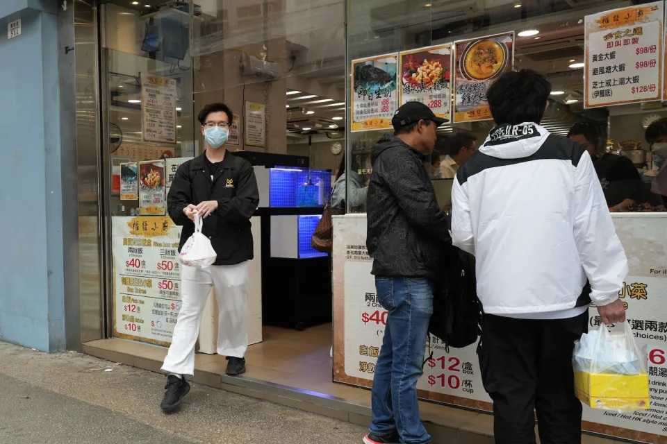 1 記者在午膳時份到油麻地區兩餸飯店外，詢問食客對預算案的看法，大多不滿政府停派消費券。.jpg.jpg