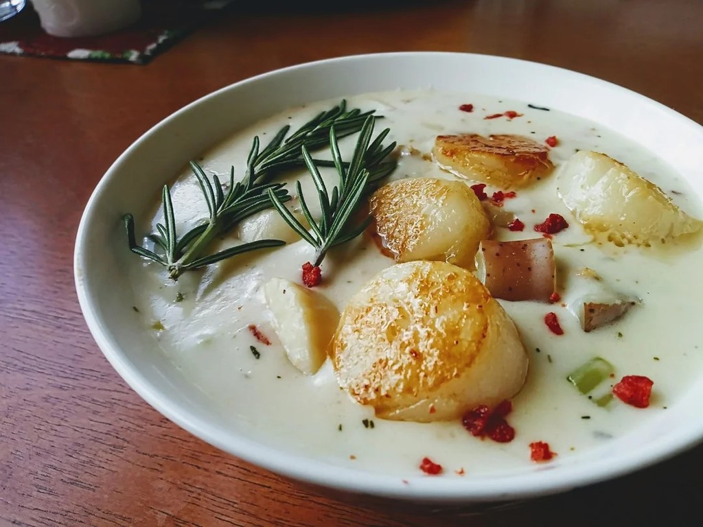 scallop-chowder-w-white-wine-pan-seared-scallops-and-bacon-v0-cst3ubgccaea1.jpeg