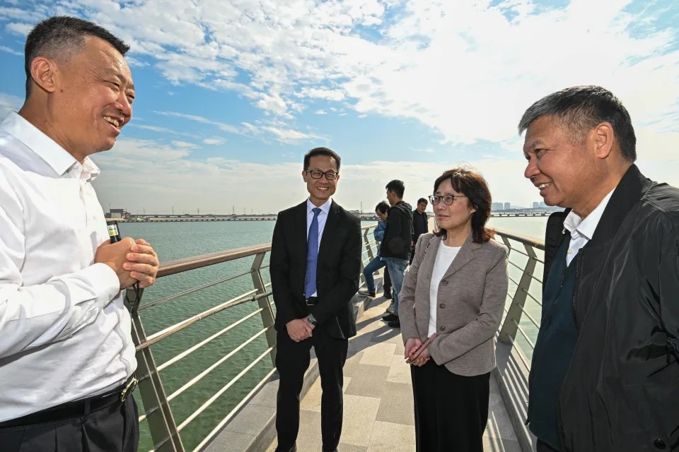 1  發展局局長甯漢豪與廣東省水利廳廳長王立新今日（27 二日）在廣州簽署 2024 年至 2.jpg