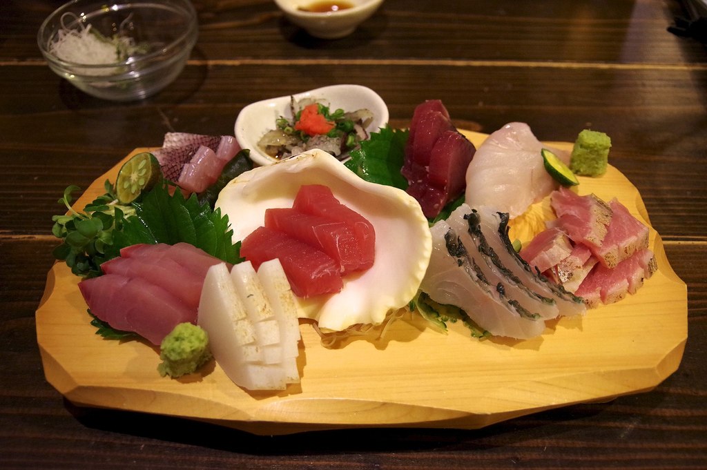 1920px-Sashimi_combo_(30122297838).jpg