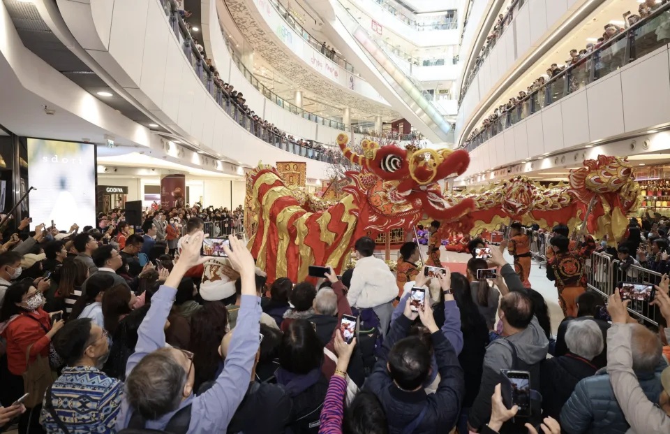 3 新地十五大商場於11天黃金檔期人流較去年升20%，生意額較去年升約15%，據報有運動鞋店生意額急升幾倍.jpg.jpg