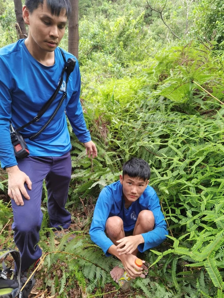 1  一度失蹤的 17 歲男拔生曾憲哲今日（11日）獲救，網上流傳相片，他獲救一刻時手持飲品，赤腳蹲坐草叢間，精神不俗。.jpg.jpg