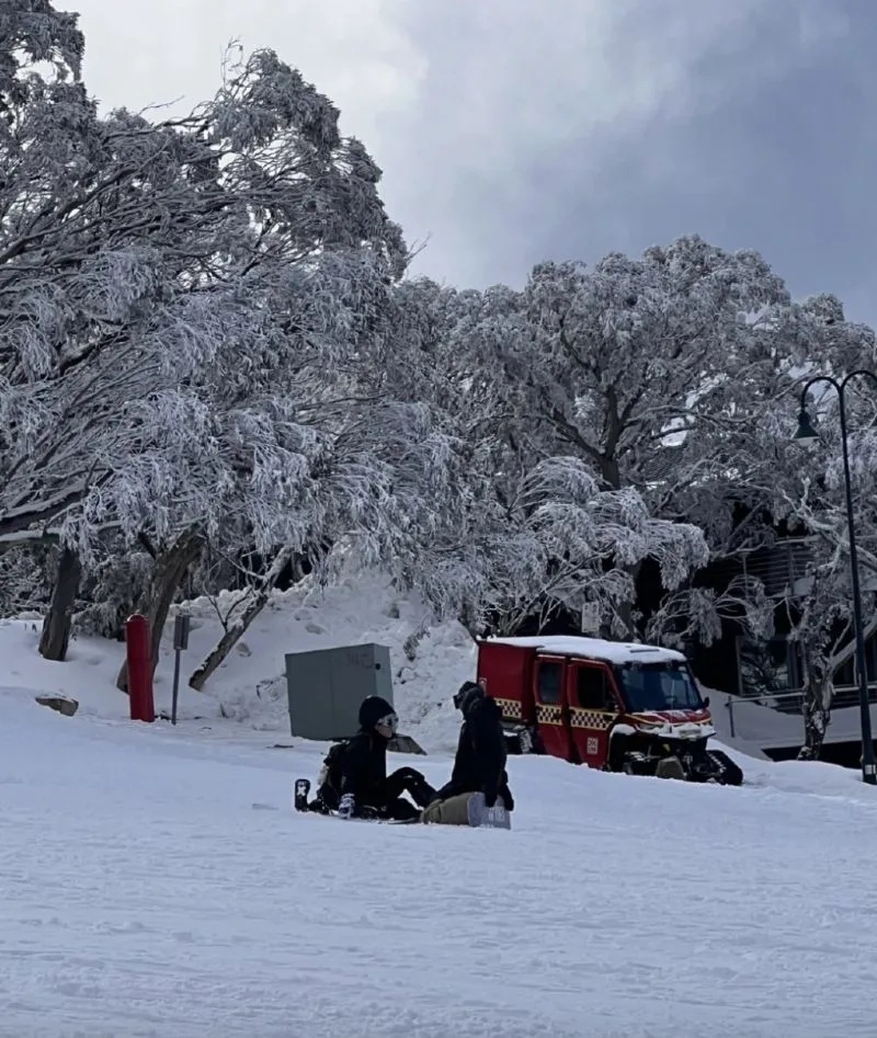 2  謝霆鋒在澳洲墨爾本教兒子Lucas滑雪。（圖／翻攝自微博）.jpg