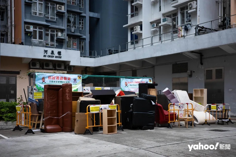 11 沙田有房屋署雜物站堆滿大型家具和家俬，有人更把木櫃棄於圍封區外圍。.jpg.jpg