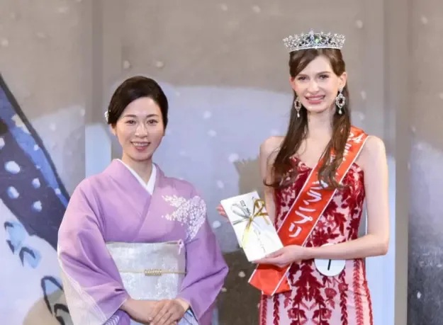 1) 2024年「日本小姐」第56屆選美大賽於1月22日正式公布結果，最終由烏克蘭血統的佳麗椎野‧卡洛琳娜（右）奪下后冠。.jpg.jpg