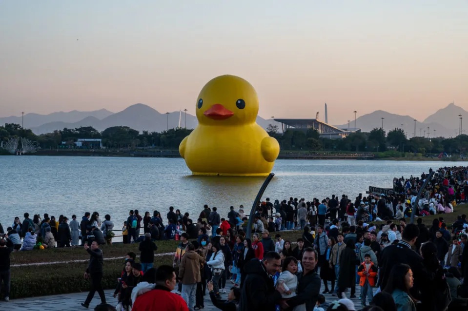 1 香港有的，深圳一樣有，去年底開始巨型黃鴨便進駐深圳，吸引港人北上朝聖。.jpg.jpg