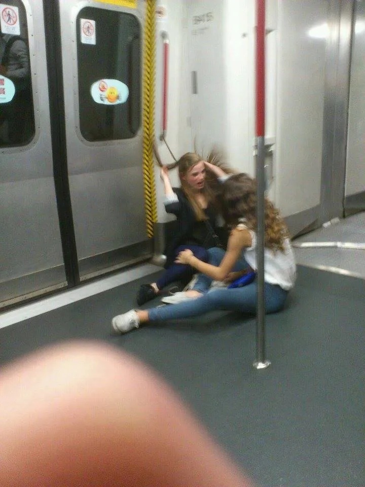 乘搭港鐵不時會見到有人坐在車廂地下。.jpg