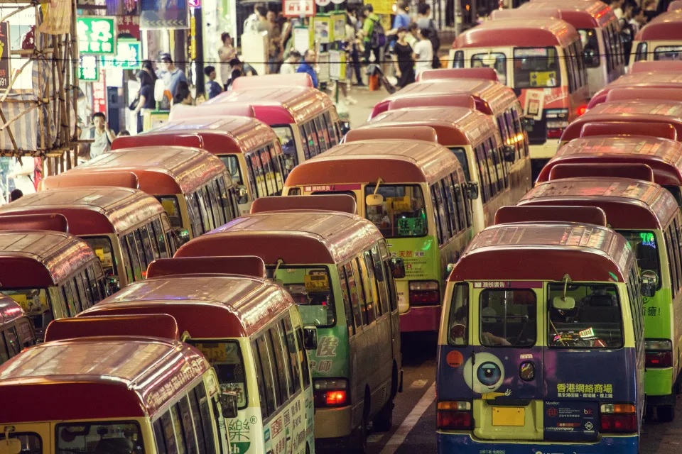 1 綜合多家車行網站數據，本港紅色公共小巴（俗稱「紅Van」）牌價由2011年高達800萬元.jpg