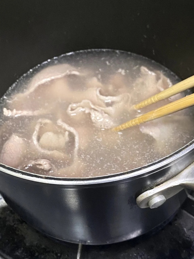 1. 肥牛片放入煮滾的水中汆水30秒，撈起備用。預備好熱白飯，先盛好碗內。洋葱切條，醬汁調好備用。.jpg.jpg