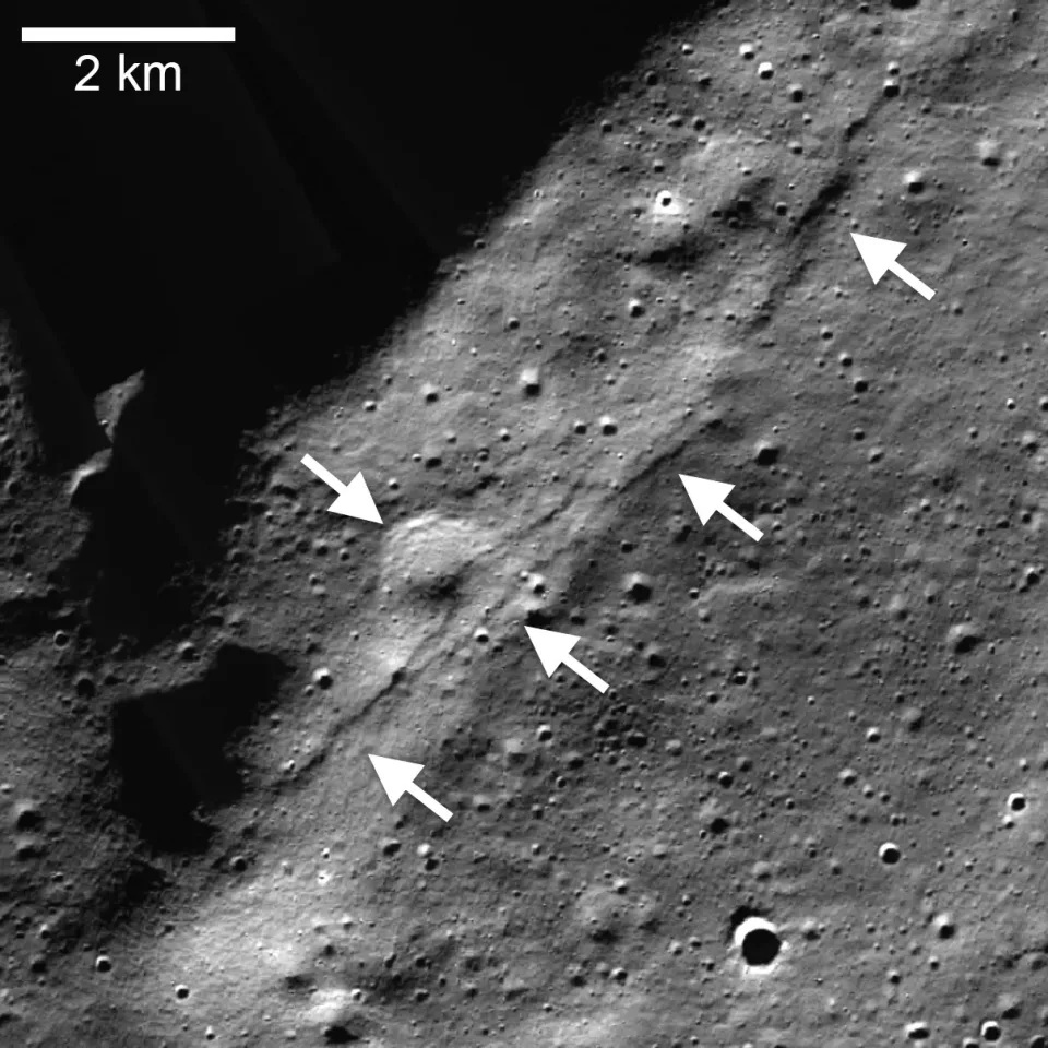 照片顯示，月球南極一帶有多條斷崖，是月震造成的地理現象。.jpg