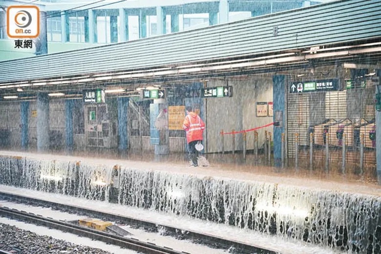 1 九龍塘：大雨下月台變成瀑布。（袁志豪攝）.jpg