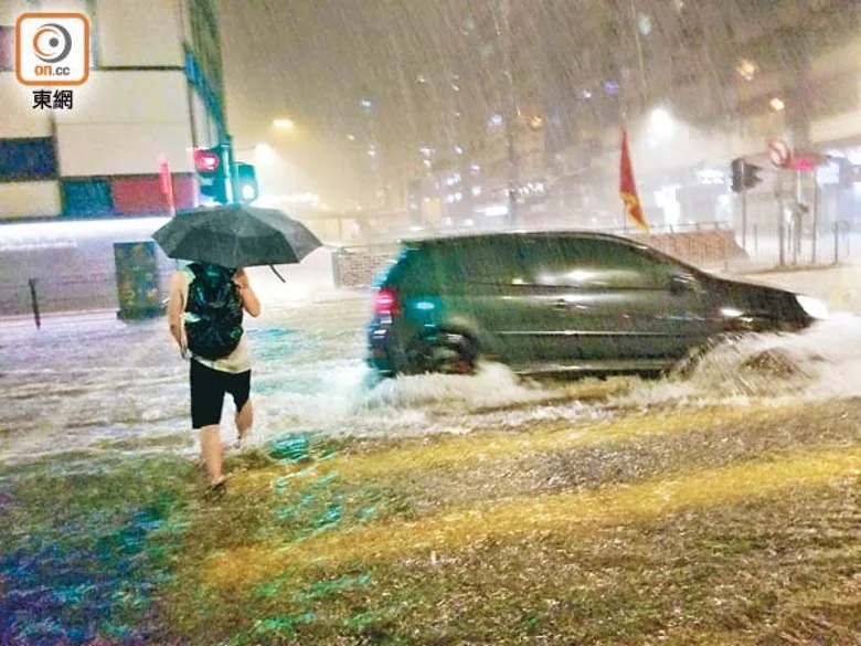4  土瓜灣：市民及車輛需涉水而行。（李志湧攝）.jpg
