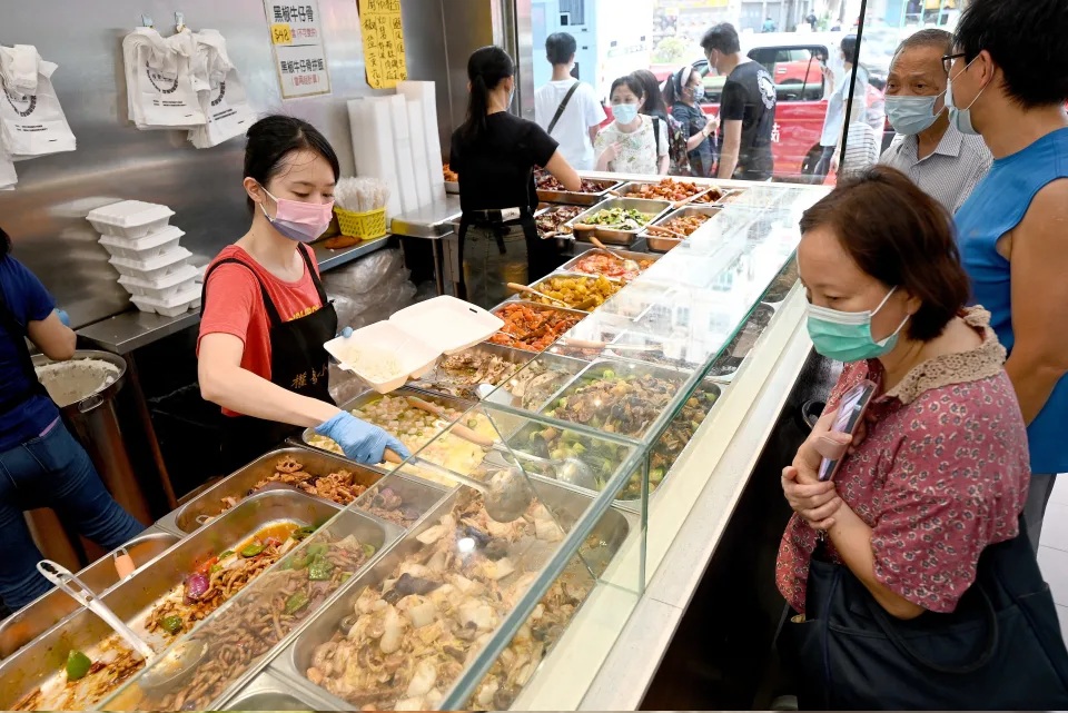 2 最受兩餸飯影響的店舖，可能是平日只有碟頭一餸飯的茶記？.jpg