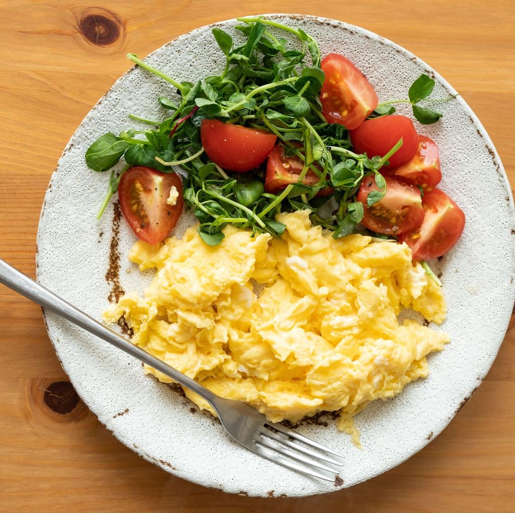 scrambled-eggs-with-tomato-arugula-salad-royalty-free-image-1612142125_.jpg