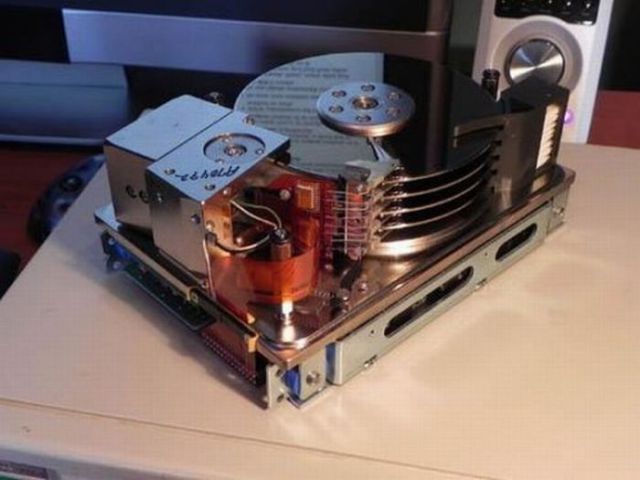 oldharddrives64005.jpg