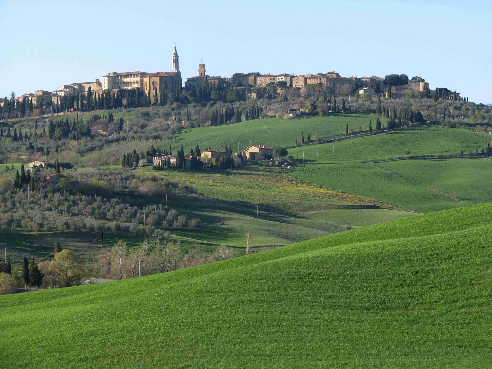 Pienza from a distance Sml-786915.jpg