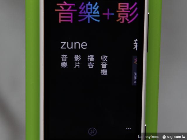 21q.具備完整的影音服務，用戶可透過電腦上的 Zune 將檔案傳送至手機中.JPG.jpg