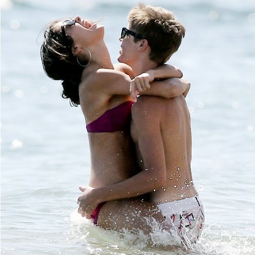 justin-bieber-fro-licking-with-selena-gomez-beach.jpg