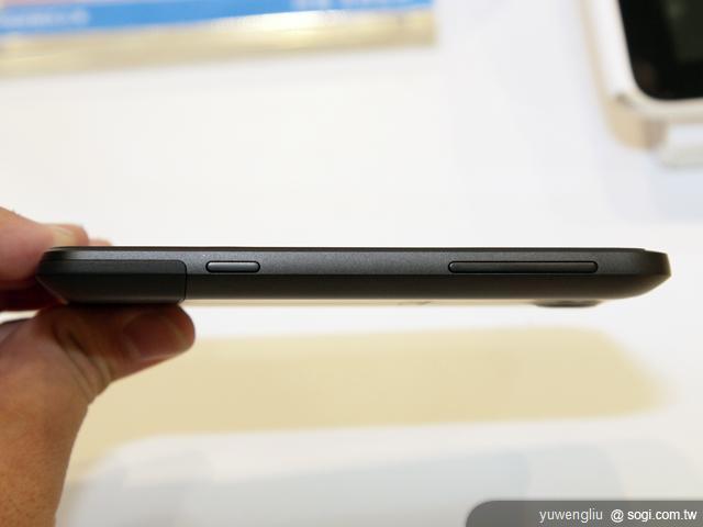 7.機右側為音量鍵與實體快門鍵.JPG