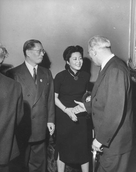 1945年宋子文及他的夫人和美国官员.jpg