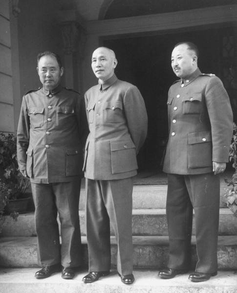 傅作义、蒋介石、卫立煌三人1948年11月在北平.jpg