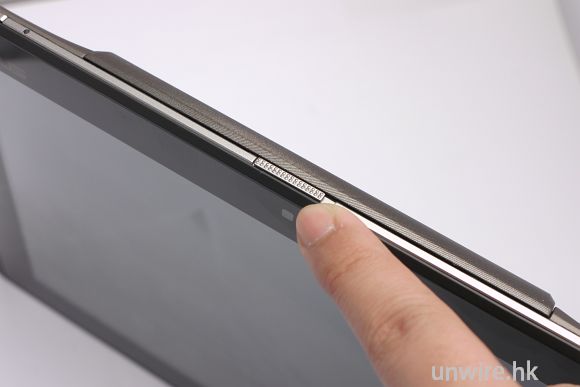 9.要將手機插入時，先拉動頂部的按鍵.jpg