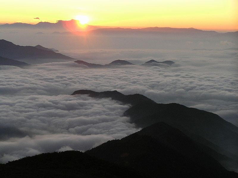 800px-Sunrise_Mt_Fujima_Norikura.jpg