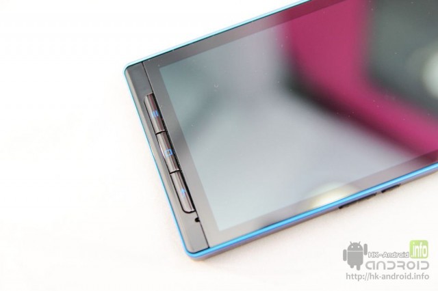9.正面的底部是android手機常用的三鍵及mic.jpg