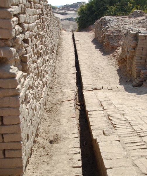 14-Mohenjo-Daro-Drainage-System.jpg