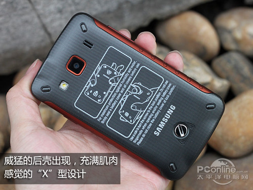 4.背面是一個類似於“X”型的設計，也許正是這樣才有“Xcover”的叫法.jpg.jpg