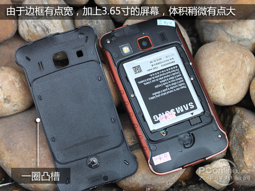 13.打開電池後蓋，可以看到在電池周圍有一圈的防水膠墊.jpg