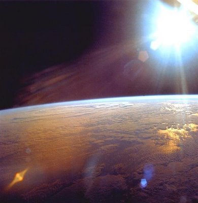 阿波羅11號太空船在太空中，所拍照下來的地平線和陽光.jpg