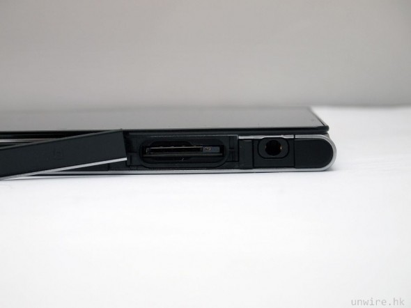 9.機底設有 3.5mm 耳機插孔定板加保護蓋).jpg