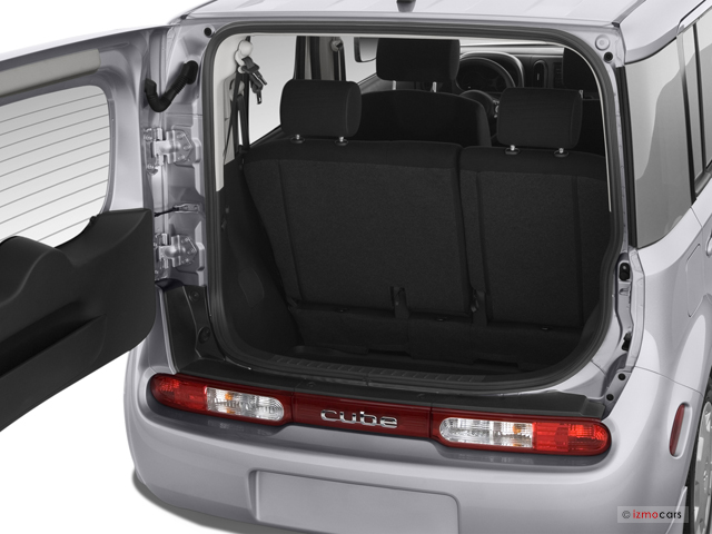 2012_nissan_cube_trunk.jpg