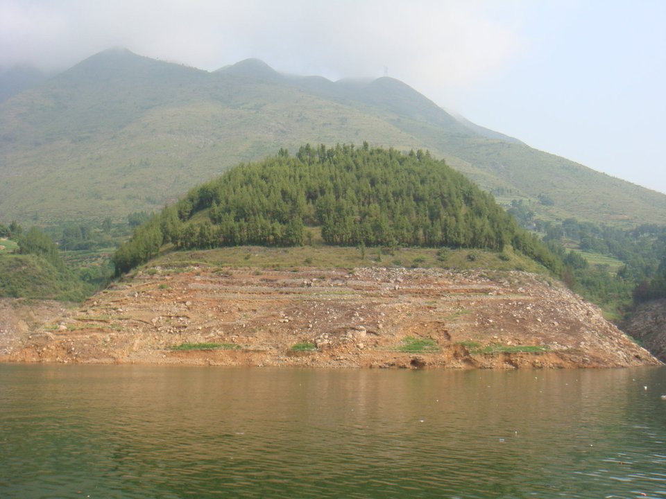 奇峰突出