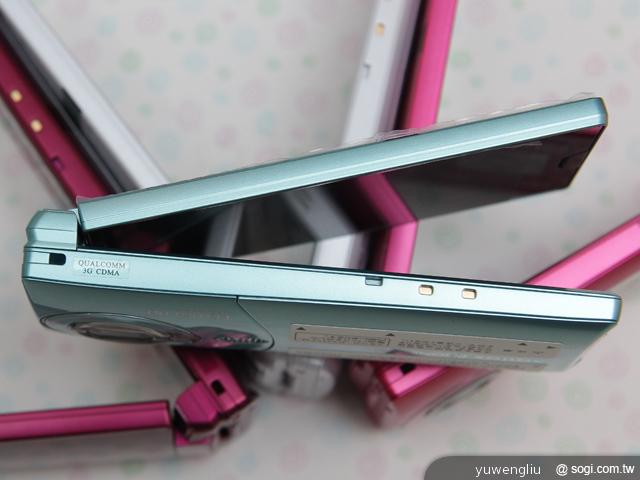 9.機身左側設有充電埠，與橫臥式底座結合可以進行充電.jpg