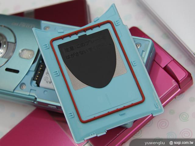 15.背蓋內側除了防水膠條外，還設有 Felica 電子錢包用的 NFC 感應晶片.jpg.jpg