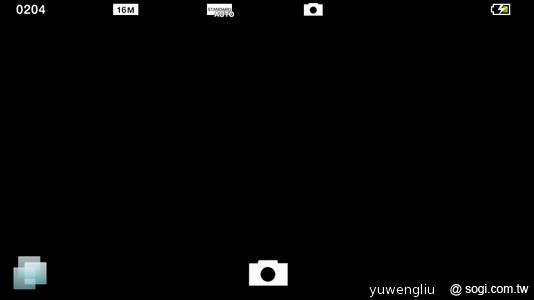 79.拍照介面十分簡單，觸碰快門鍵設於畫面下方.png