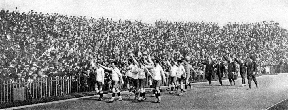 The triumphant Uruguay team perform a lap of honour after their 3-0 victory, 1924.jpg