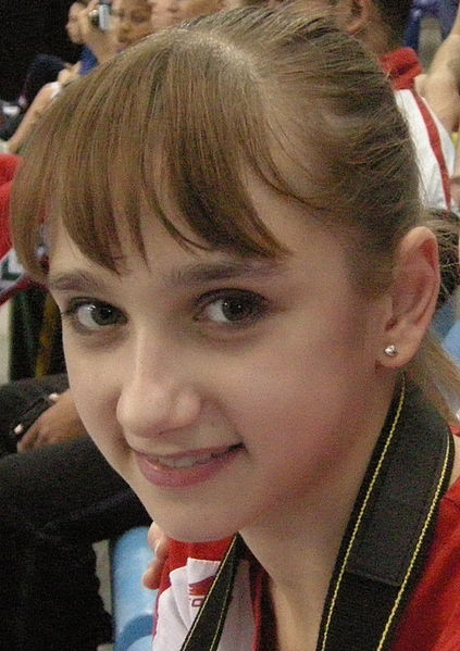 423px-Viktoria_Komova1.jpg