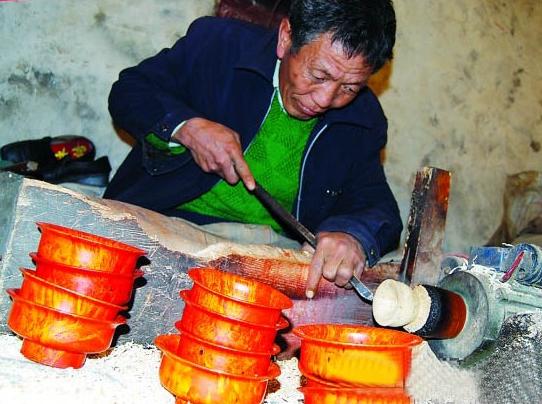 門巴族人正在製造木碗.jpg