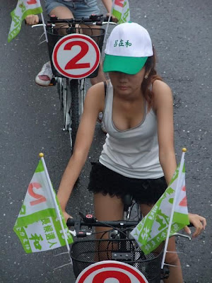 辣妹單車團 露乳相挺-正妹便利屋 (2).jpg