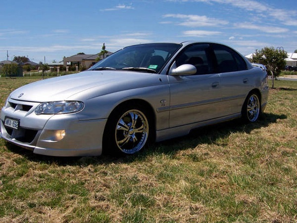 Holden VT Berlina sedan.jpg