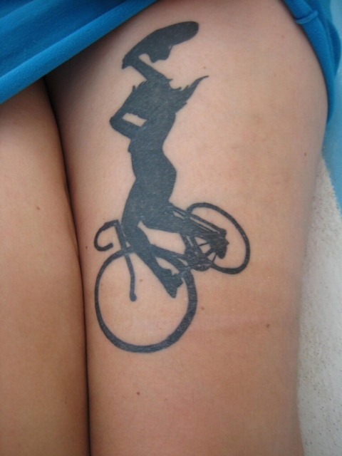 tatuaje-bicicleta-chica-pierna.jpg