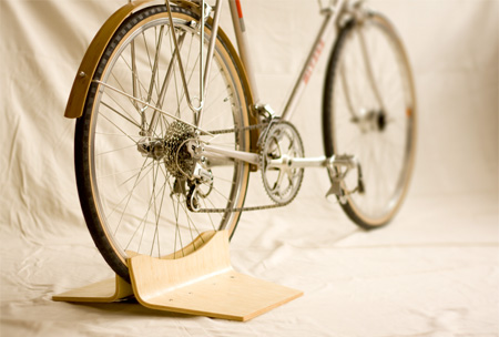 自行車支架Bicycle Stand，利用自行車重量將車後輪固定，由兩塊木頭擠壓而成的支架。 ... ...