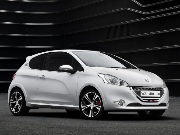 2013-Peugeot-208-GTi-Front-Side-588x441.jpg