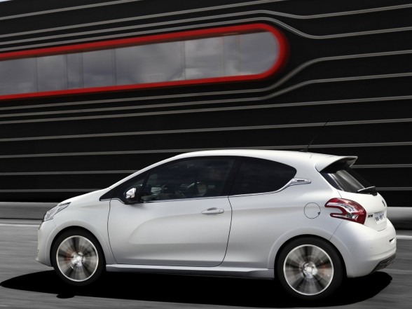 2013-Peugeot-208-GTi-Rear-Side-588x441.jpg